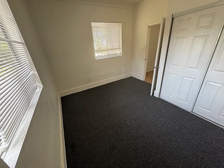 127 N Burlington Ave #C — Photo 21
