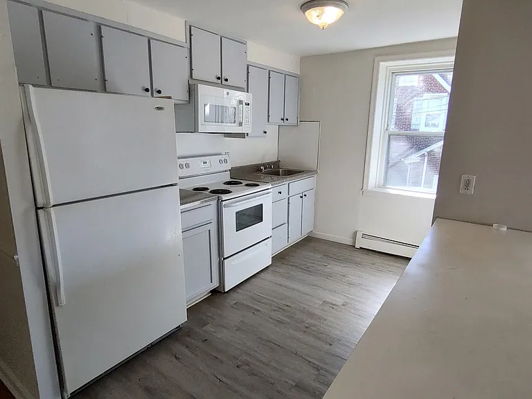221 N Woodlawn Ave #D — Photo 2