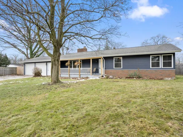 1671 N Center Rd, Saginaw, MI 48638