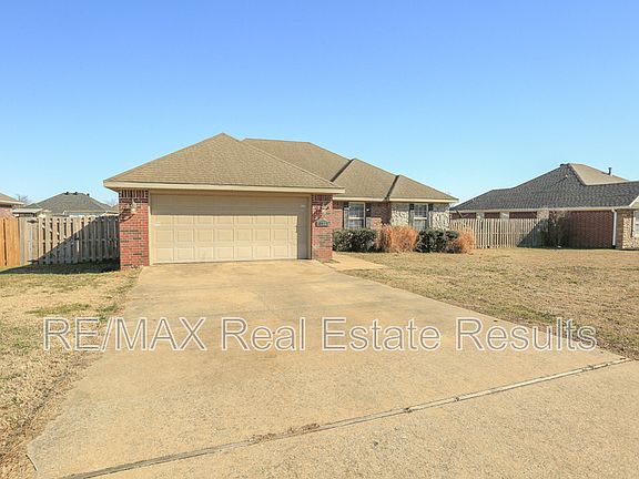 3rd image of 1592 Hutchinson St