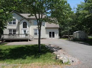 1496 Waterfront Dr, Tobyhanna, PA 18466