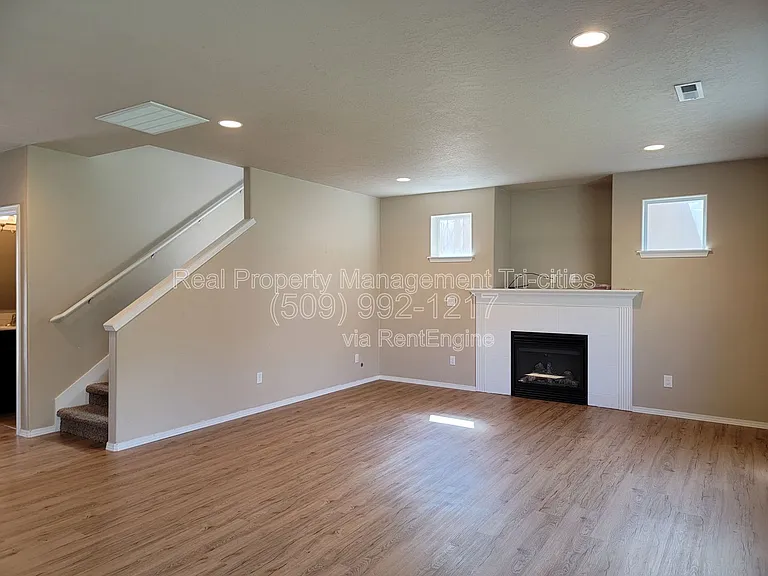 533 Jordan Ln — Photo 6