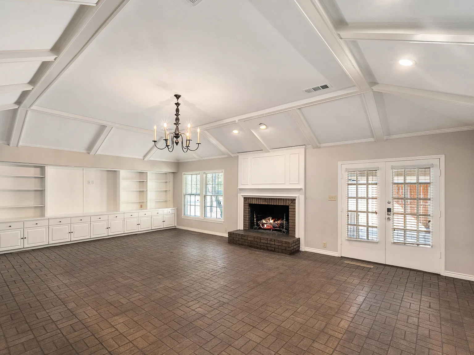 5 bed, 3.5 bath, 3192 sqft, $9,950 — Photo 2