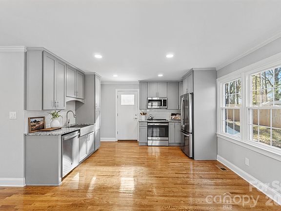 5th image of 206 Hunter St