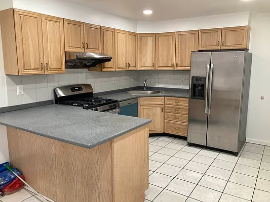 Rented by 18 REALTY | media 24