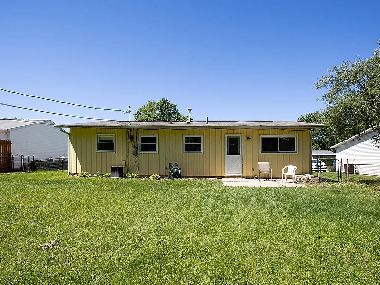 615 Palace Ln — Photo 12