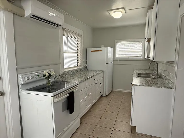408 3rd Ave E #A — Photo 2