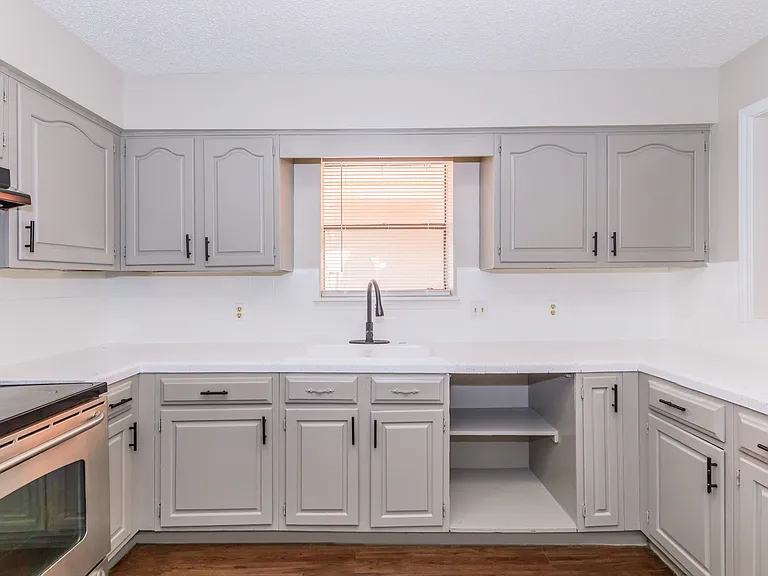 Townhome huge Kitchen with plenty of cabinets.