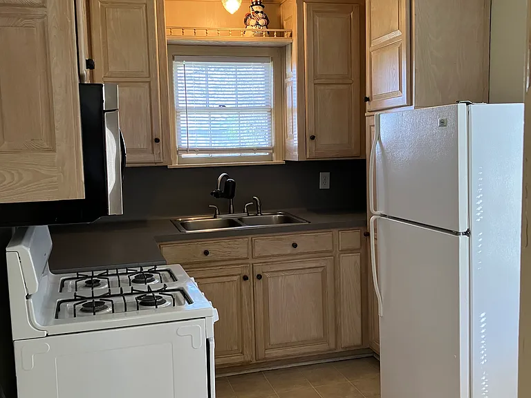 302 E South St — Photo 10