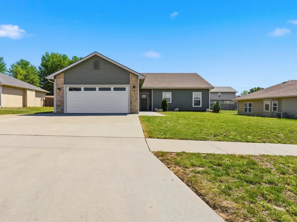 1421 Meadowbrooke Ln, Junction City, KS 66441