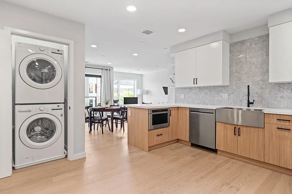 2 bed, 2.0 bath, 1083 sqft, $4,500 — Photo 3