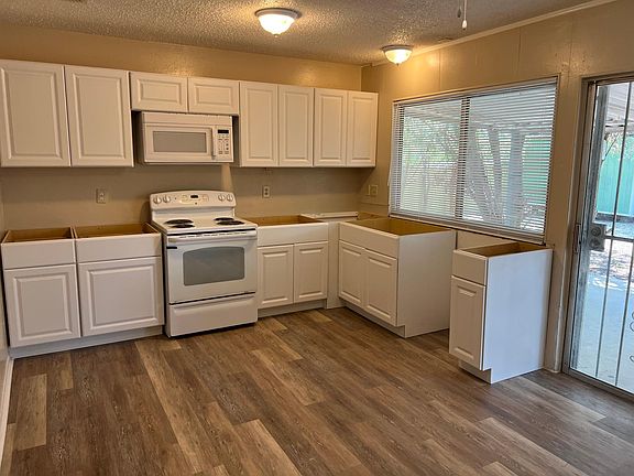 4th image of 4830 Guadalajara Dr