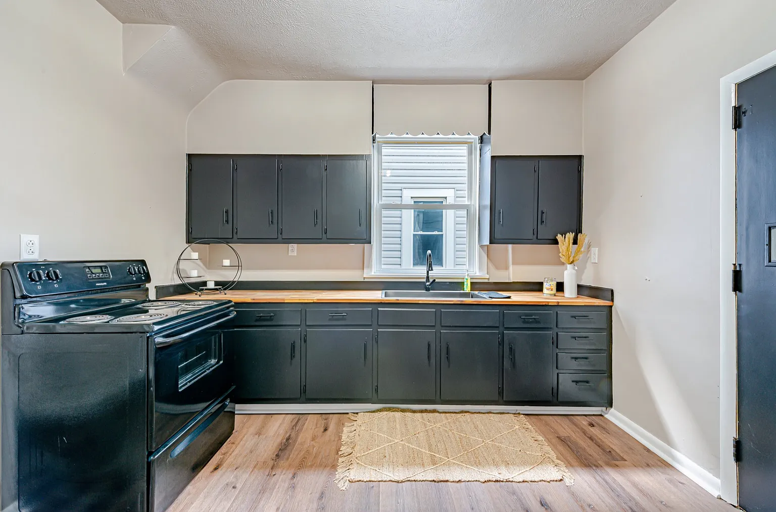 1120 Wade St photo 1