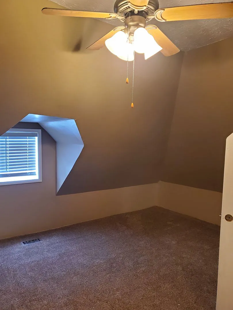 Craftsman 1 1/2 Story Charmer — Photo 3