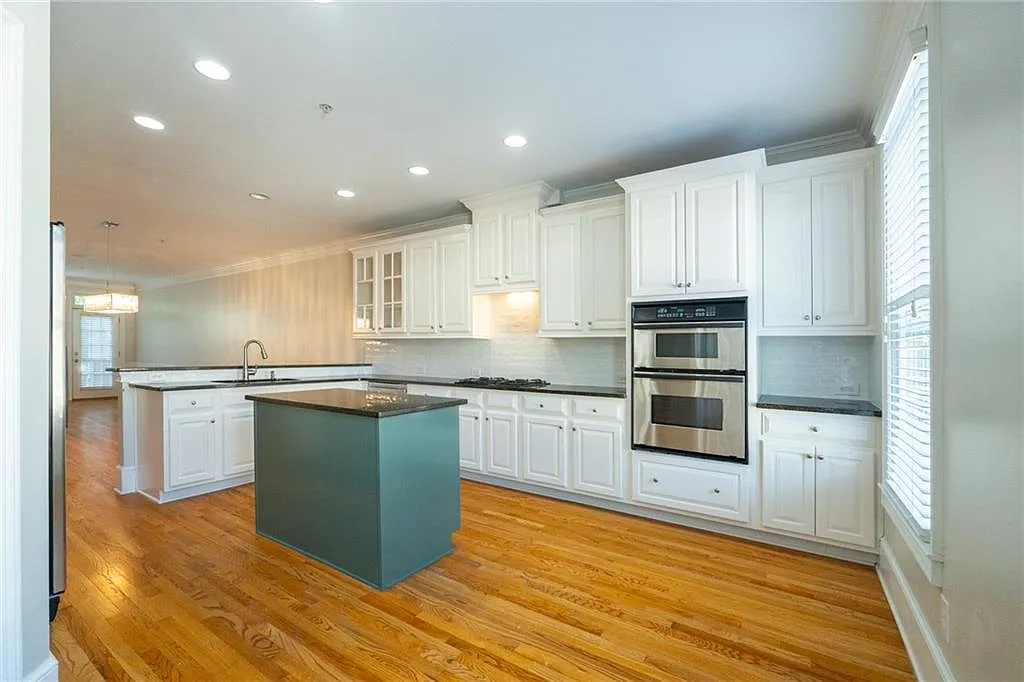 4 bed, 3.5 bath, 2940 sqft, $3,250 — Photo 1