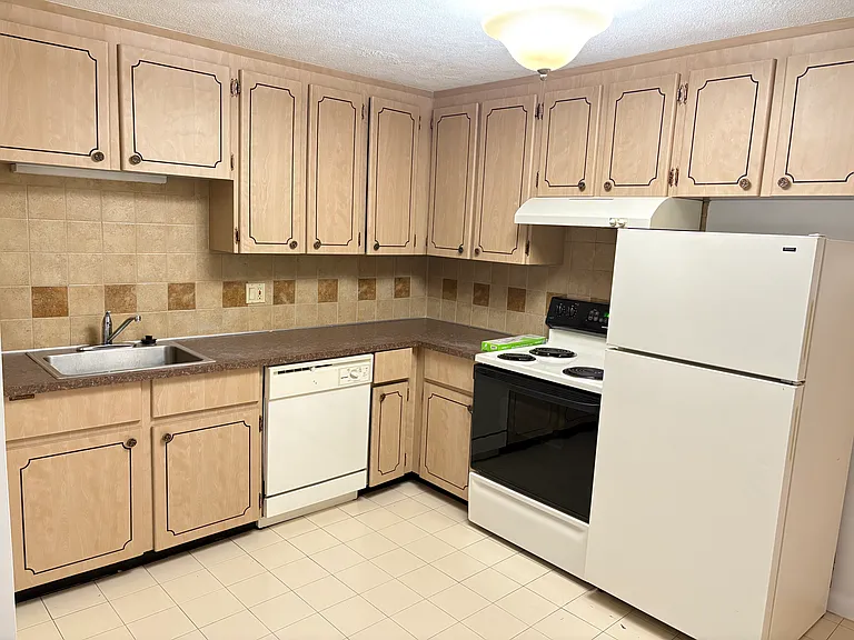 Lexington St Apartments — Photo 38