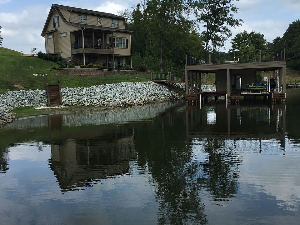 Back of house w/beach&stairs