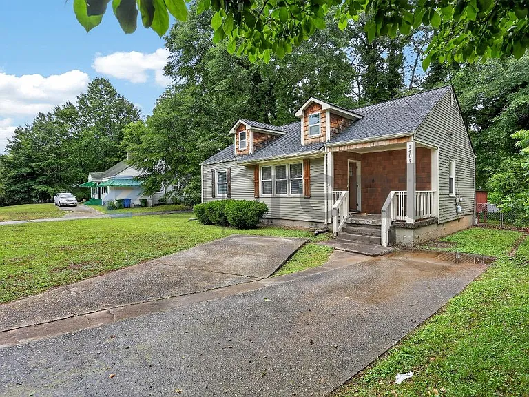 1404 Lockwood Dr SW — Photo 3
