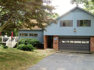 11 Hickory Ln, Waterford, CT 06385