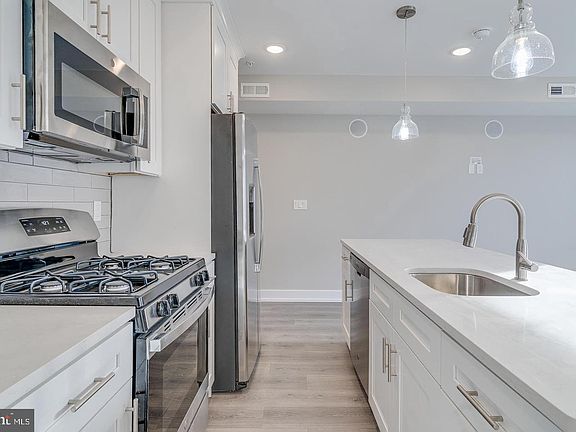 3rd image of 1521 N Stillman St #2