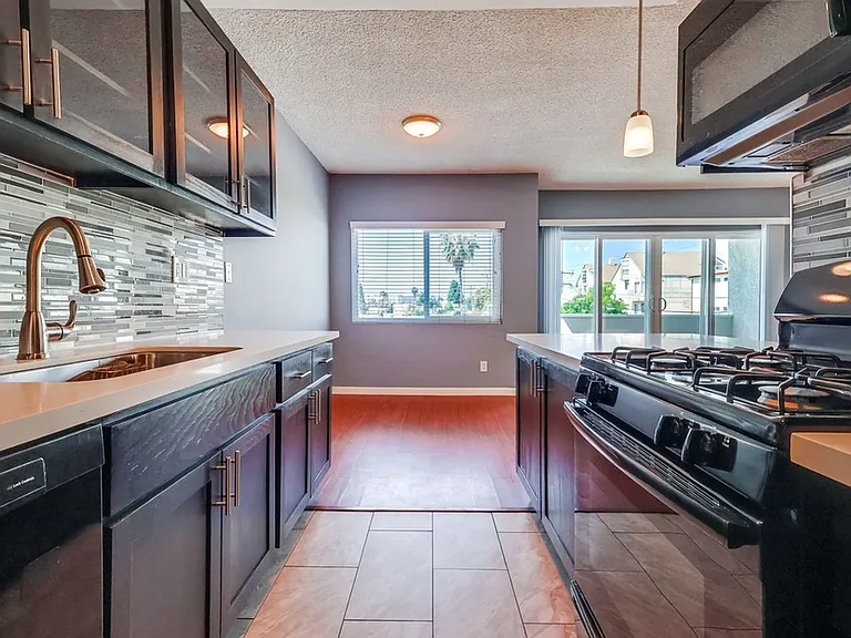 537 W Hyde Park Blvd — Photo 1