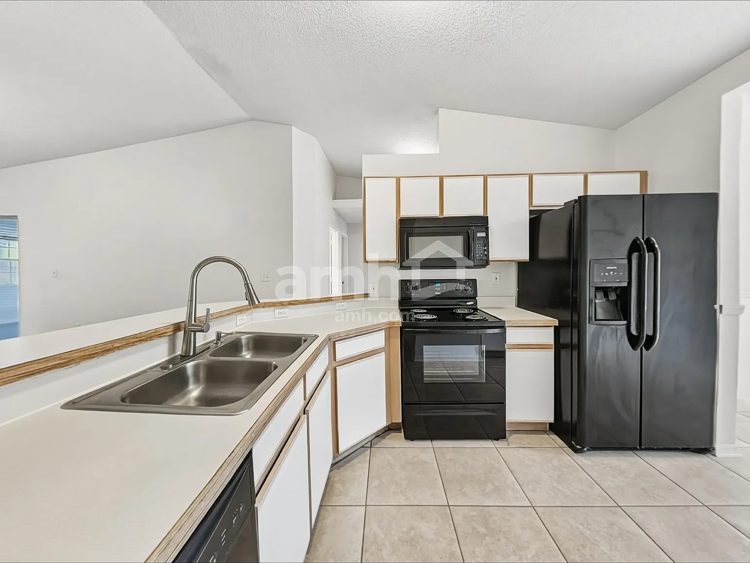 3 bed, 2.0 bath, 1593 sqft, $2,410 — Photo 3