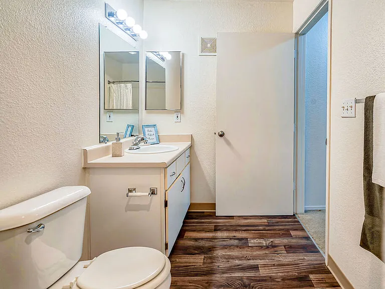 Oak Glen Apartments — Photo 12
