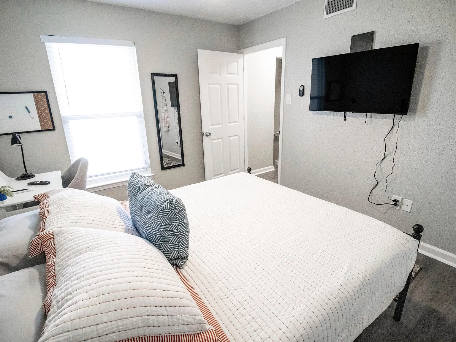 2 bed, 720 sqft, $1,200 — Photo 2