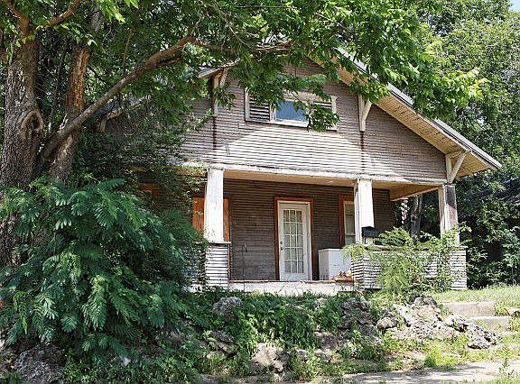 3rd image of 118 S Oak St