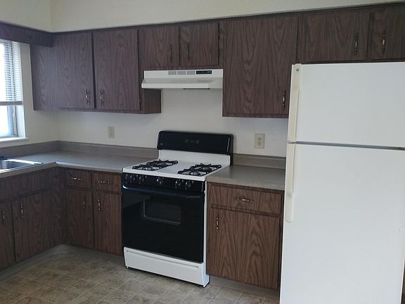 4th image of 208 W 99th Ter