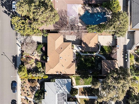 3rd image of 754 W 9th St