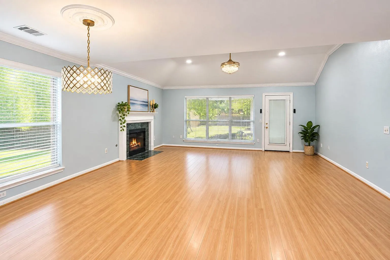 4 bed, 2.5 bath, 2408 sqft, $2,250 — Photo 2