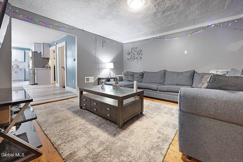 4th image of 3064 6th Avenue