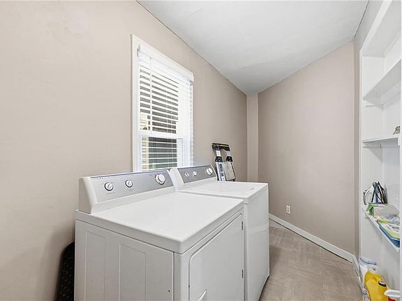 4th image of 327 Maple Blvd