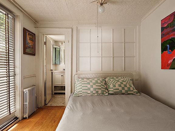 4th image of 141 Calyer St #1