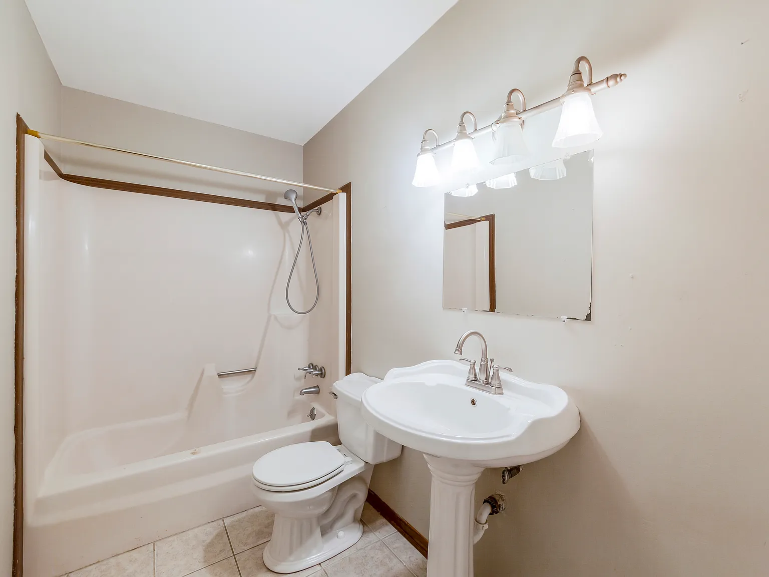 3 bed, 1410 sqft, $1,600 — Photo 2