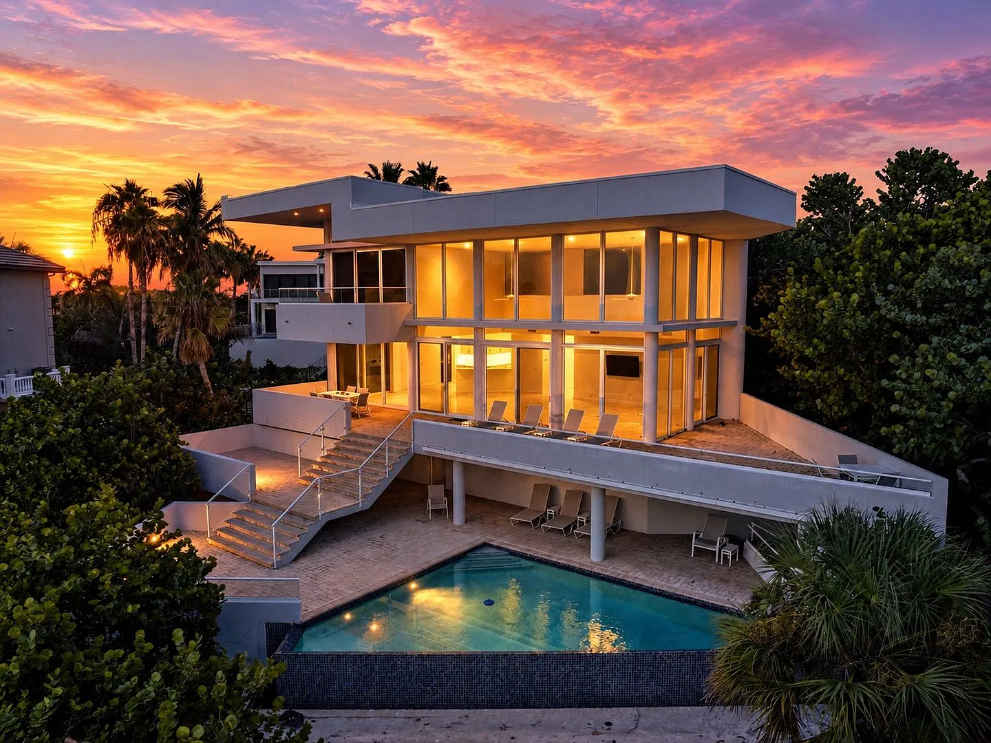 Gulf-Front Estate on Longboat Key | Private Pool and Beach Access — Photo 4