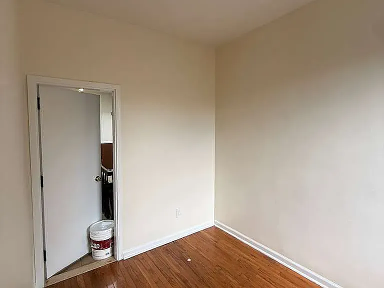448 Wyona St #3R — Photo 6