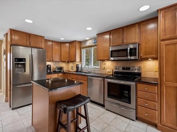 8 Dighton Rd, Taunton, MA 02780