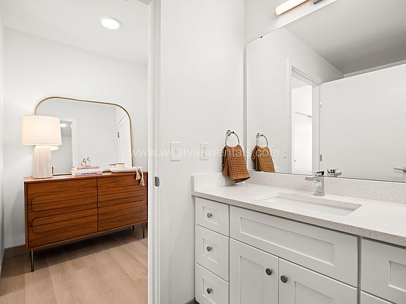 3rd image of 711 Astor St #603