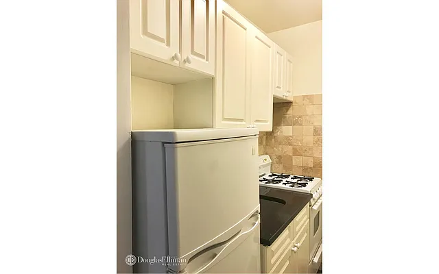 Rented by Douglas Elliman | media 22