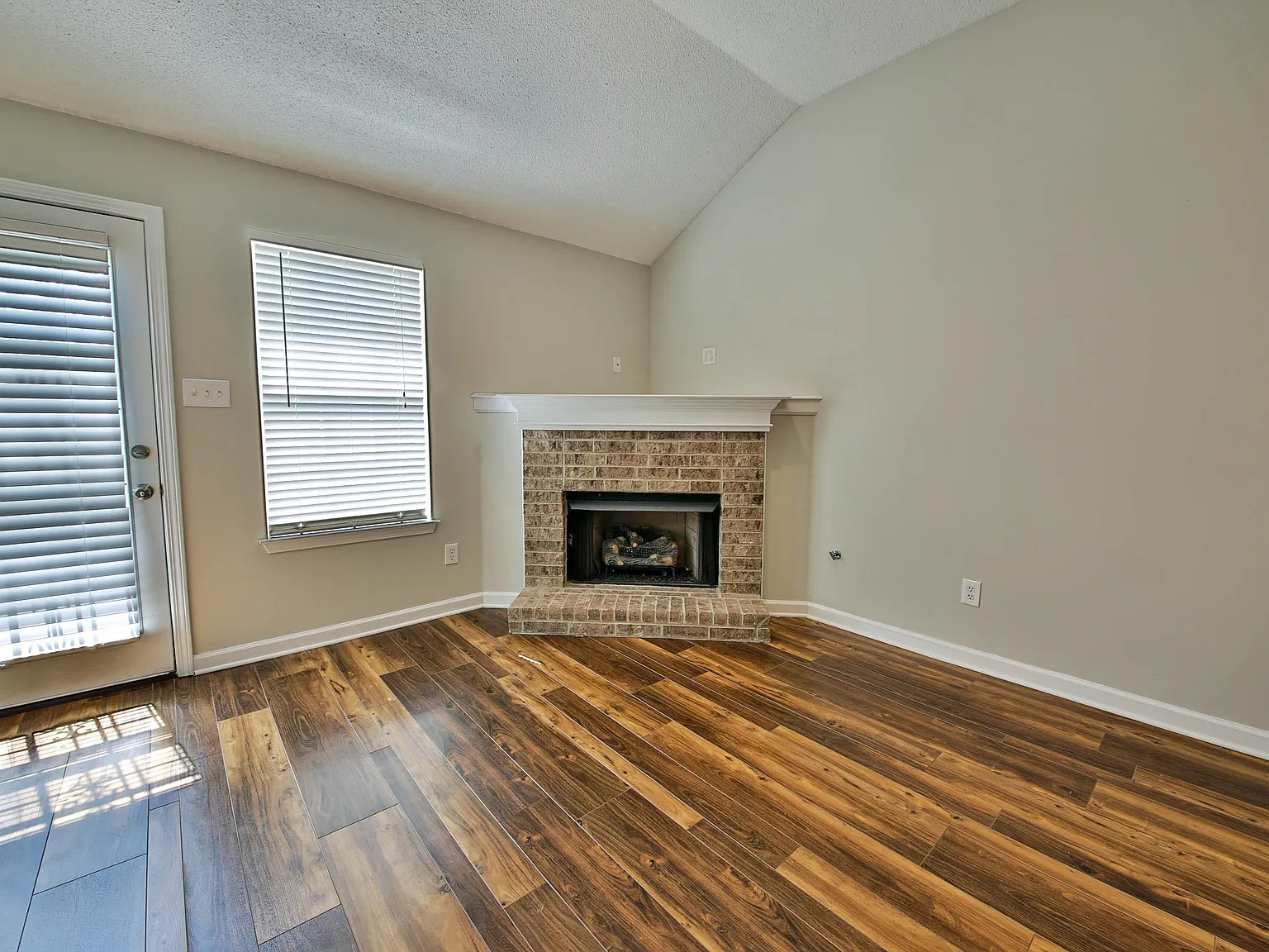 3 bed, 2.0 bath, 1305 sqft, $1,650 — Photo 2