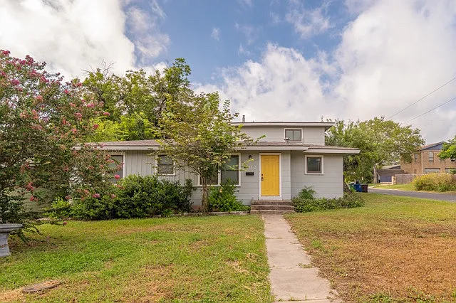 402 Blakeley Dr — Photo 1