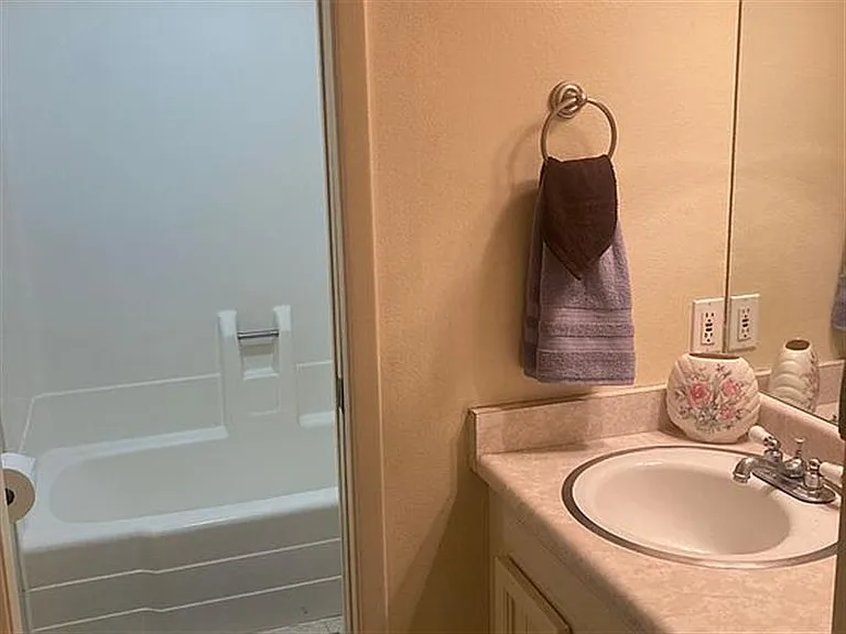 2033 N Country Club Dr — Photo 4