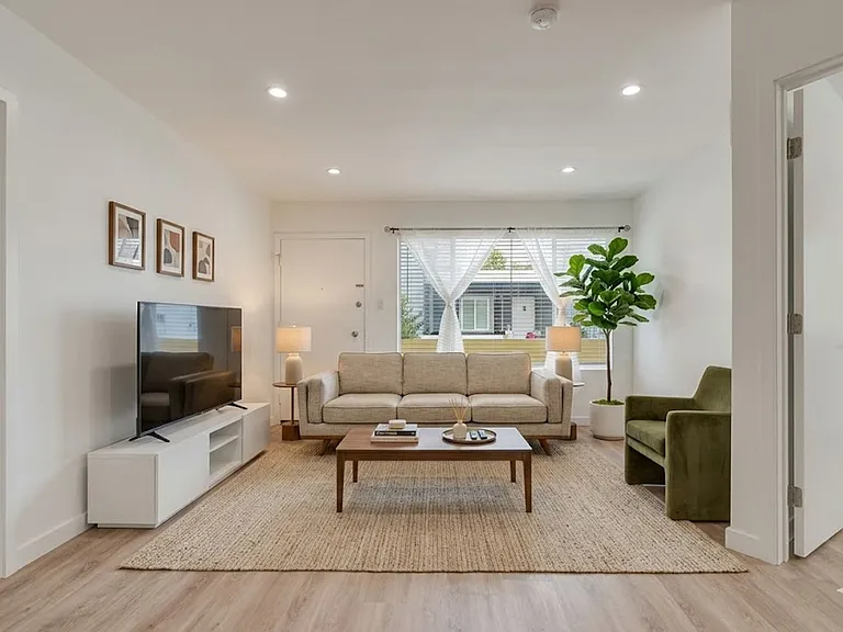 1827 N Van Ness Ave — Photo 1