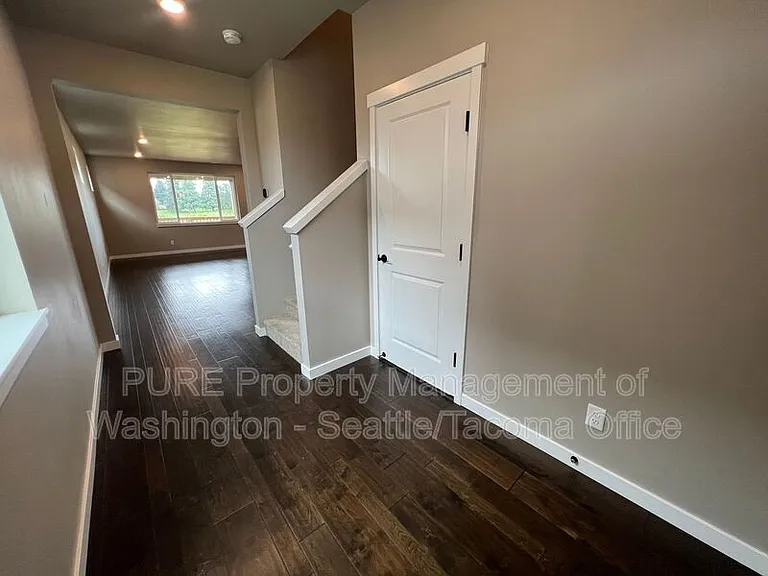 910 Burwood St SE — Photo 9