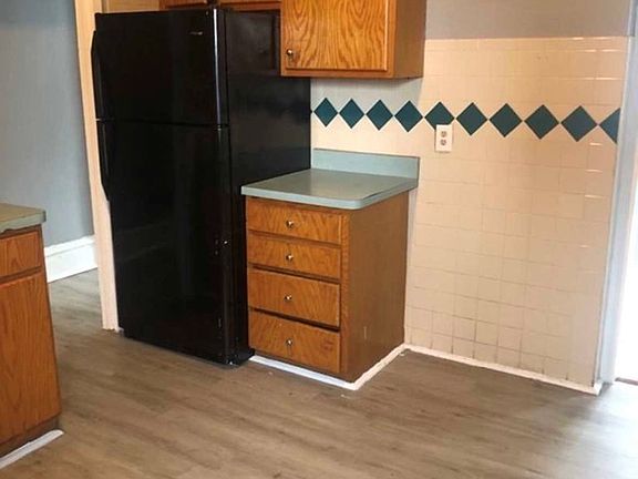 3rd image of 409-411 Summer Ave #15