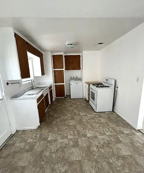 429 W 6th St — Photo 4