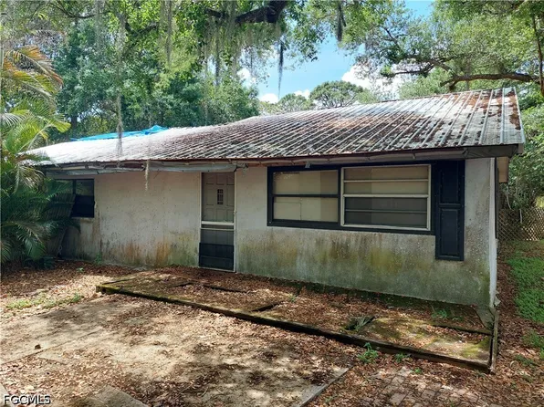 7534 McDaniel Dr, North Fort Myers, FL 33917