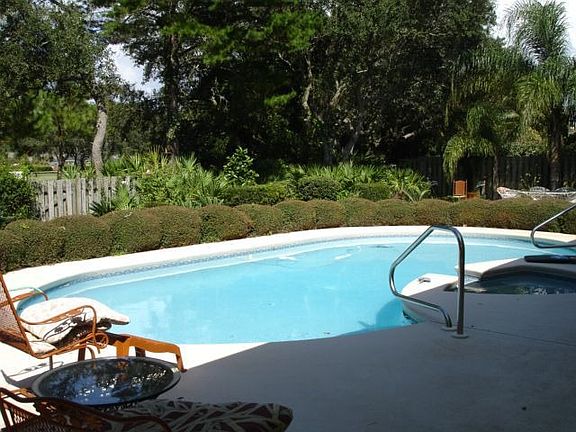 812 Dolphin Dr pool